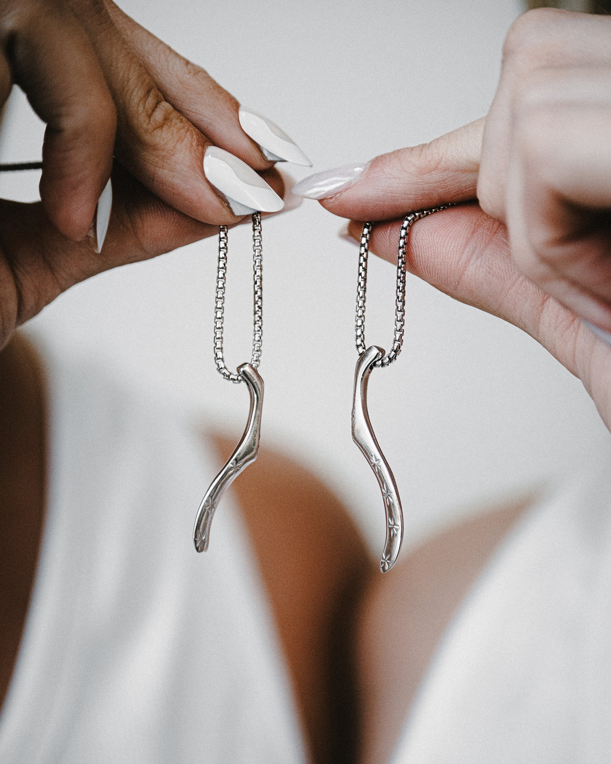 [ LIEN WISHBONE PENDANTS ]